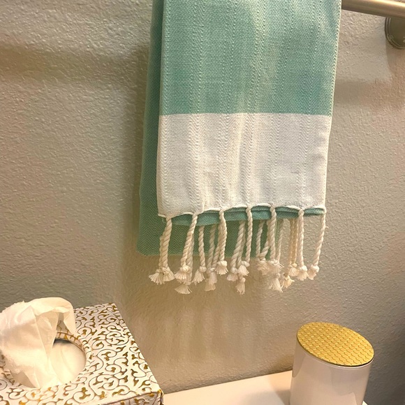 NEW Boutique sea foam green towels. Great for beach house bathroom or similar - Picture 1 of 5